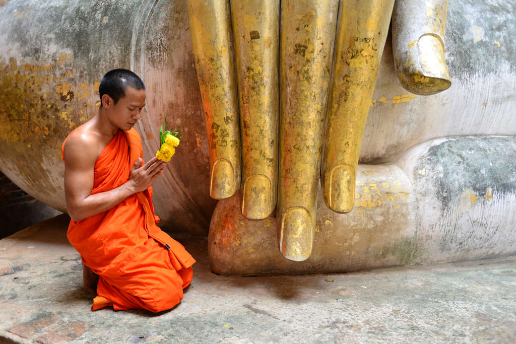 1024 Monk im Wat Si Chum Sukhothai shutterstock 1758246941