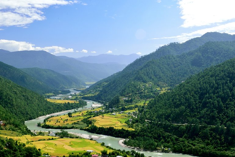 770 Bhutan Aussicht auf das Punakha Tal vom Khamsum Yulley Namgyal Chorten shutterstock 534089056