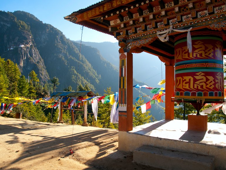 770 Bhutan Blick auf das Kloster von Taktang in Paro shutterstock 147884141