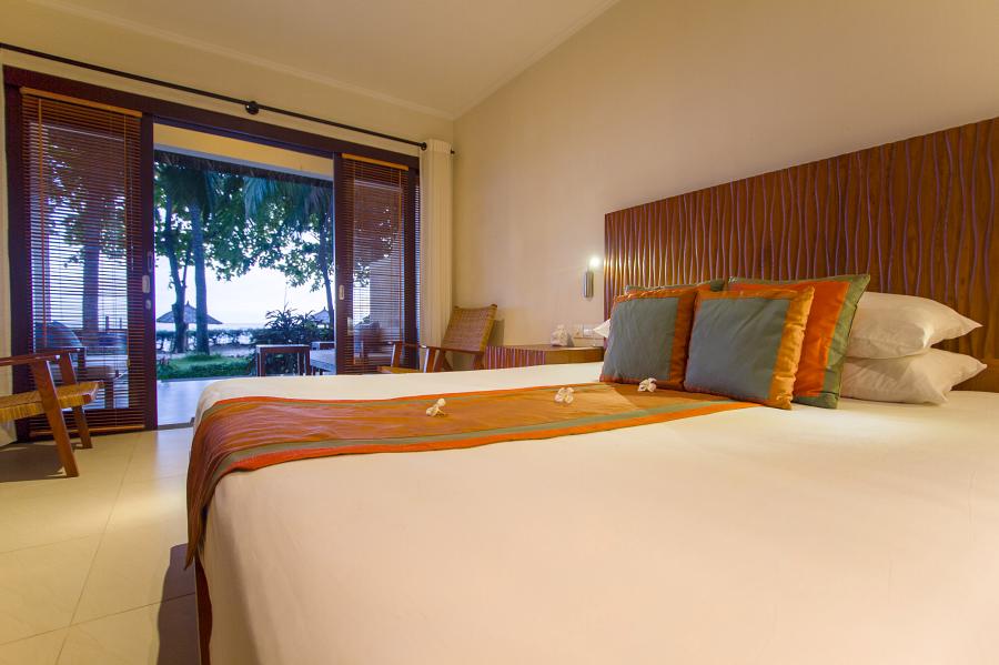 900 Blue Ocean seaviewbungalow bedview2 hdr websize