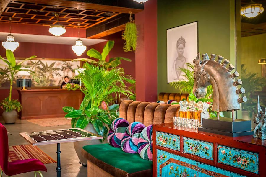 900 Holtel Reception