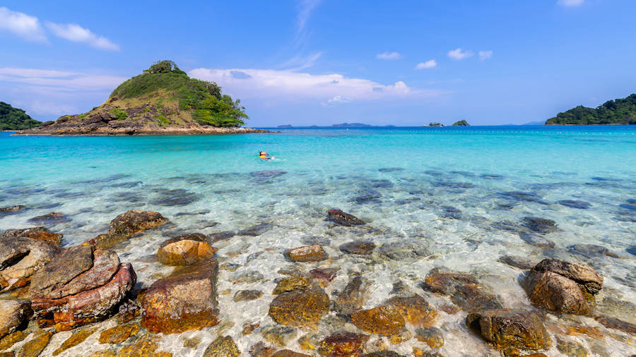 900 clear water around Koh Chang AdobeStock 625091905